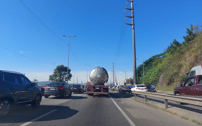 Batida entre dois carros, duas carretas e uma moto não deixou feridos (Foto: Arquivo)
