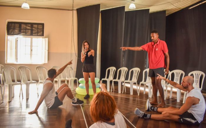 Espetáculo celebra 10 anos do coletivo de artes cênicas (Foto: Divulgação/Karma Coletivo)