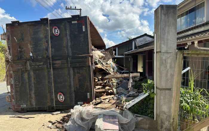 Caminhão destruiu frente da casa e atingiu muro do vizinho (Foto: Estagiária Bruna Amorim com supervisão da jornalista Fran Marcon)