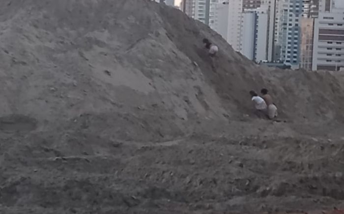 Moradora diz que situação já está ocorrendo a duas semanas (foto: divulgação - Whatsapp)