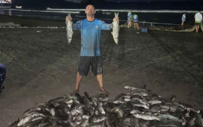 Pescadores artesanais comemoram lanço na orla de BC (Foto: Divulgação/IDP)