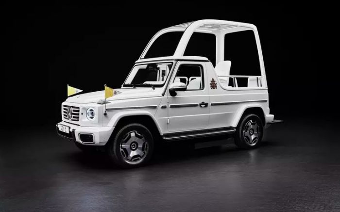 Personalizado à mão, o Classe G elétrico roda 473 km sem emitir poluentes e leva o papa com conforto e elegância (Foto: Divulgação)