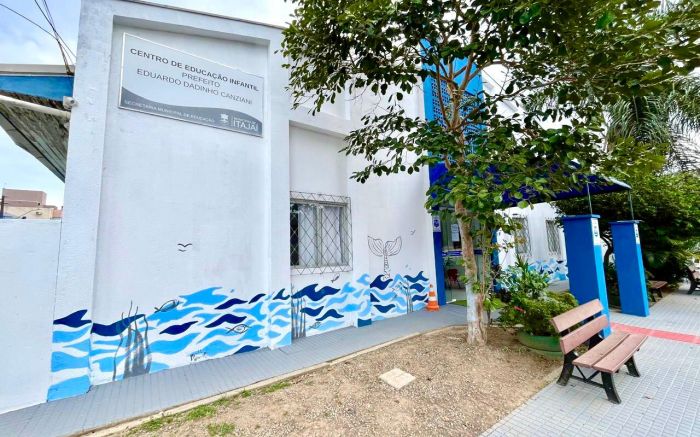“Pescadores de Histórias” enche de cor, afeto e identidade a entrada do CEI Dadinho Canziani (Foto: Divulgação Camila Gaviolli )