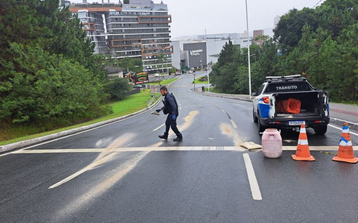 Chuvarada deixa avenida Panorâmica escorregadia e acende alerta aos motoristas de BC (Foto: Arquivo)