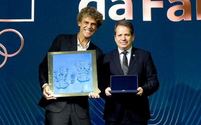 Gustavo Kuerten marcou suas mãos em molde que será exibido no COB (Foto: Divulgação)