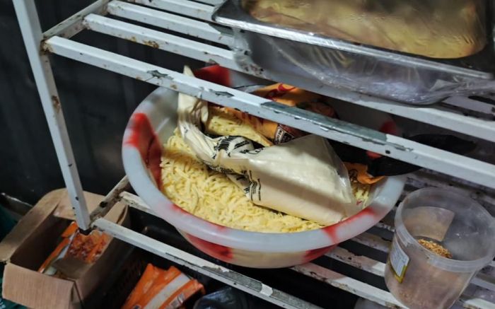 Durante a vistoria, foram encontrados alimentos vencidos, mofo, insetos e muita sujeira na área de produção e armazenamento (Foto: Divulgação/Secom/PMI)