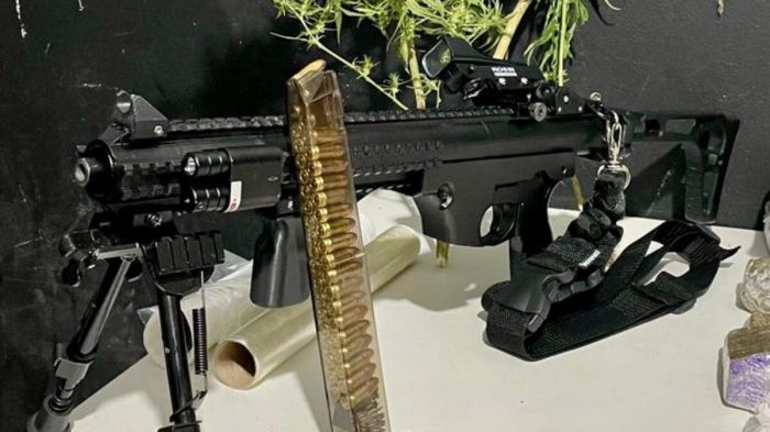 Polícia apreendeu arma impressa em 3D, drogas, balanças e materiais para preparo e distribuição de drogas (Foto: PM, Divulgação)