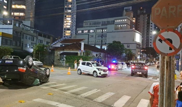 Palio capotou após atingir carro no cruzamento, no centro de Itajaí (Foto: Leitor)