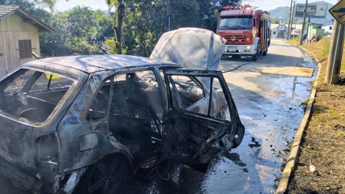 Caroneiro viu fumaça e alertou o motorista (Foto: Divulgação CBMSC)