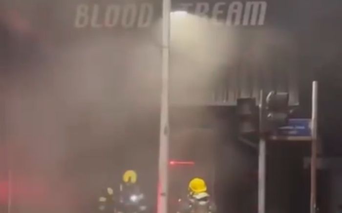 Incêndio começou no mezanino e deixou loja cheia de fumaça (Foto: Divulgação CBMSC)