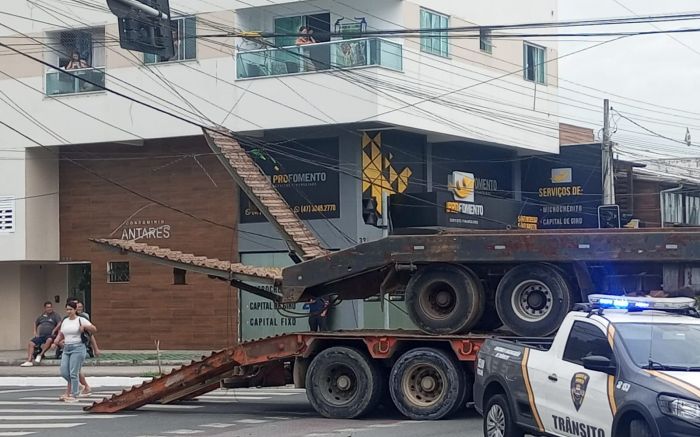 Celesc trabalha para restabelecer o serviço (Foto: Leitor)