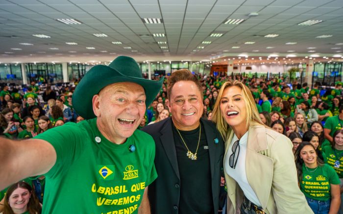 Recebidos com tapete vermelho e aplausos, Leonardo e Poliana Rocha desembarcam em Santa Catarina (Foto: Divulgação/Havan)