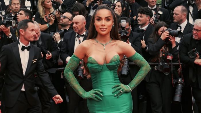 Com vestido verde esmeralda de Karla Vivian, Tati Barbieri levou a moda autoral catarinense ao red carpet de Cannes (Foto: @conradis)