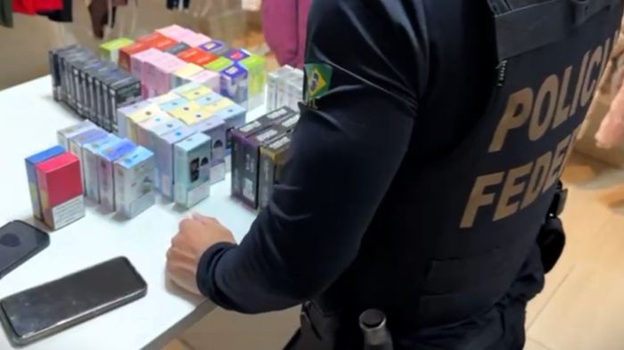 Legenda para foto: Dispositivos eletrônicos para fumar foram apreendidos durante a ação da Polícia Federal (Foto: PF/Divulgação)