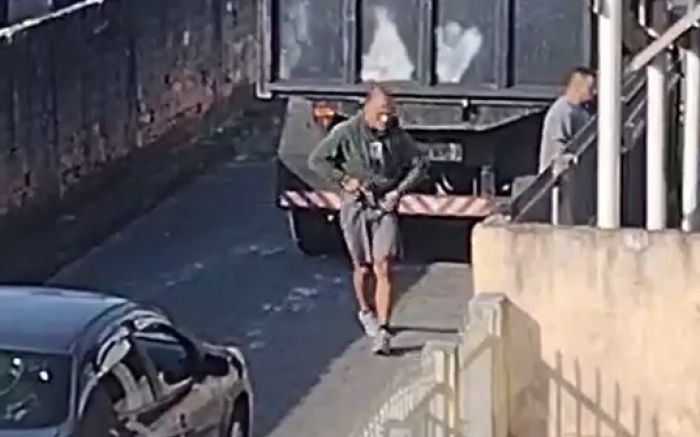 Vídeo mostra GM ameaçando motorista com arma (Foto: Reprodução)