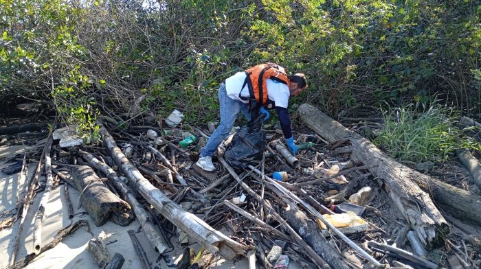 Legenda: Barcos e voluntários se unem para limpar rios e conscientizar sobre a dengue (Foto: Divulgação / Impresa Itajai)