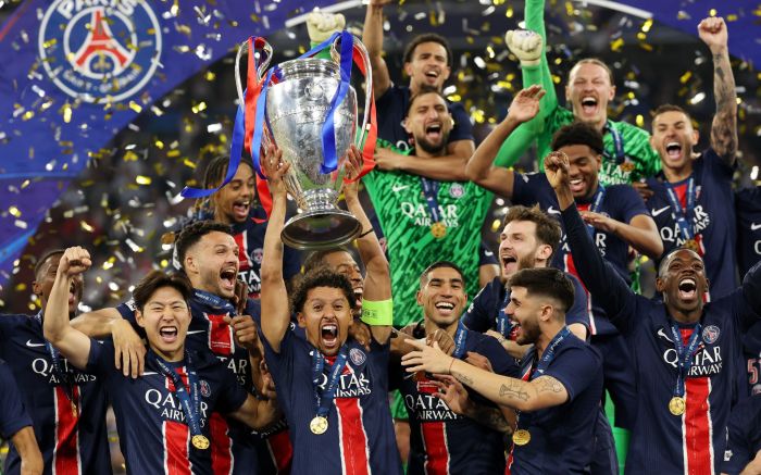 Brasileiro Marquinhos levantou a taça do título do PSG (Foto: UEFA)