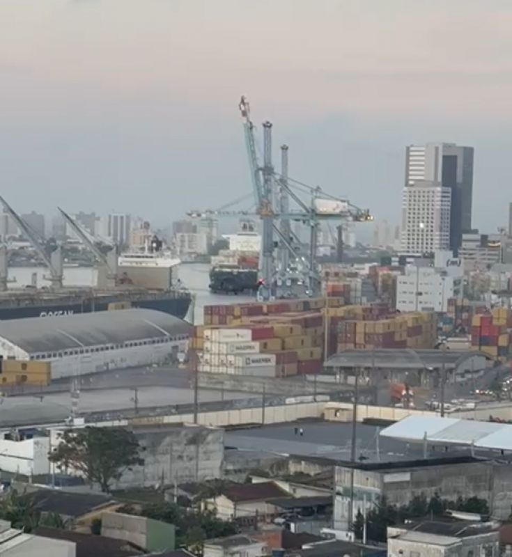 Helicópteros do GSI foram vistos sobrevoando o cais (foto: reprodução)