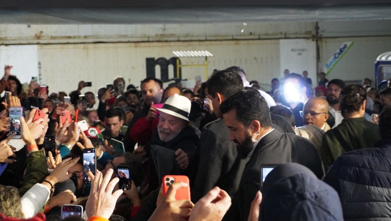 No final Lula foi abraçado pelo público em Itajaí (foto: João Batista)