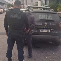 Homem é preso após importunar alunas em BC