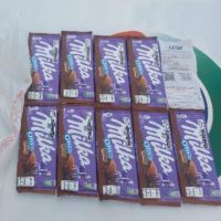 Homem tenta fugir com nove barras de chocolate em supermercado