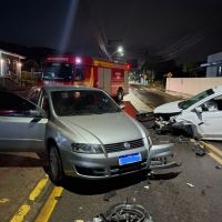 Acidente entre dois carros deixa passageiro com traumatismo craniano