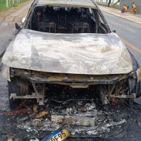 Carrão de luxo pega fogo no bairro Espinheiros