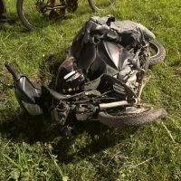 Piloto de moto que bateu em árvore morre no hospital Marieta