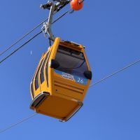 Parque Unipraias aposenta bondinhos e reabre com cabines do escritório da Ferrari
