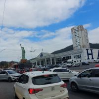 Obras continuam travando área central de Itajaí