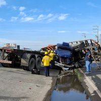 Caminhões batem em sequência em posto de gasolina da BR 470