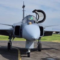 Caça supersônico decola de Navegantes rumo à base aérea da FAB
