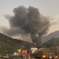 Motorista morre após caminhão tombar e pegar fogo na BR 376