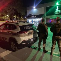 PM faz fiscalização em conveniência onde clientes agrediram cabeleireira