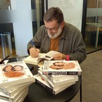 Feira Literária de Brusque celebra 50 anos de carreira de Saulo Adami