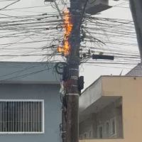 Fios em poste pegam fogo no Nilo Bittencourt