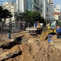 Emasa finaliza conserto na adutora que rompeu na avenida Brasil