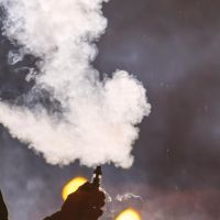 Homem dá baforadas de cigarro na cara de policiais em ocorrência em posto