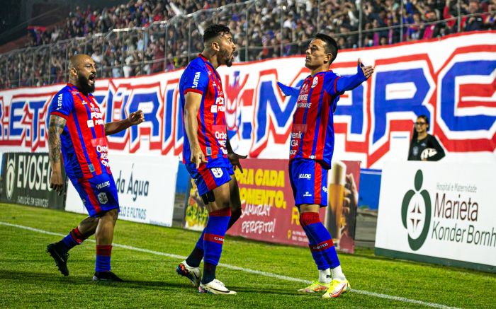 Alex Gonçalves, Levi e Rafael Oller marcaram os gols do Marinheiro (Foto: Vica Bueno)
