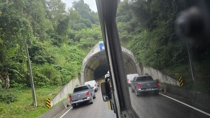 Entrada do túnel da BR 101, em BC, é bloqueada no sentido Curitiba; fila chega a 3 km (Foto: Camila Diel)