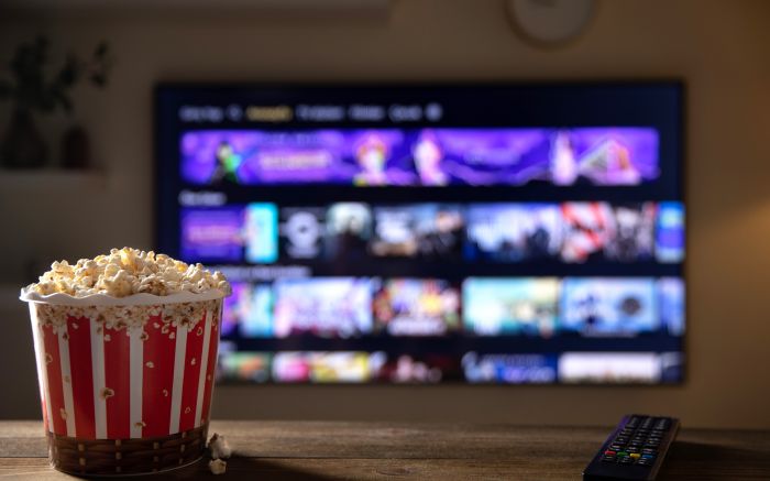 Pipoca pronta, sofá garantido: junho chega com uma maratona de estreias nos streamings (Foto: Envato)