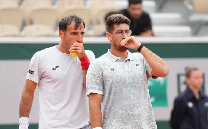 Ao lado de croata, tenista da ADK Tennis (à direita) foi derrotado nas quartas de final (Foto: Cedric Lecocq/FFT)