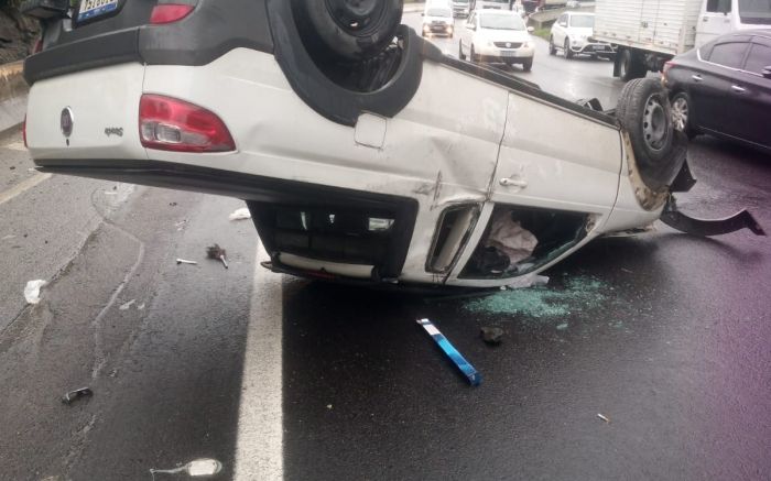 Carro ficou de pernas para o ar no Morro do Boi (Foto: Divulgação/CBMSC)