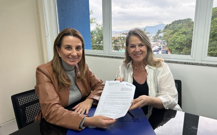 Prefeita Juliana Pavan sanciona lei ao lado da vereadora Ciça Müller, autora da proposta aprovada (Foto: Biel Carboni)