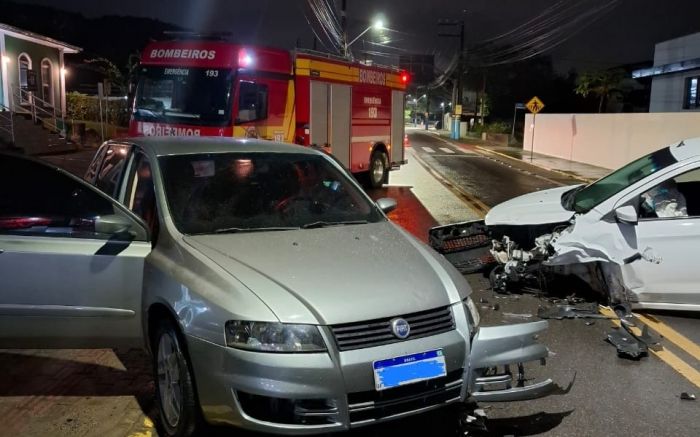 Batida aconteceu na madrugada deste domingo (Foto: Divulgação/CBMSC)