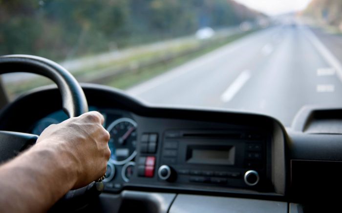 Programa custeia mudança de categoria da CNH e garante aulas teóricas e práticas para formar motoristas qualificados em todo o país (Foto: Envato)