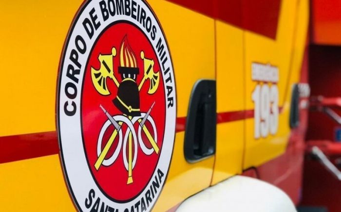 Vítima foi retirada da água em estado grave e morreu na areia (Foto: Divulgação/CBMSC)