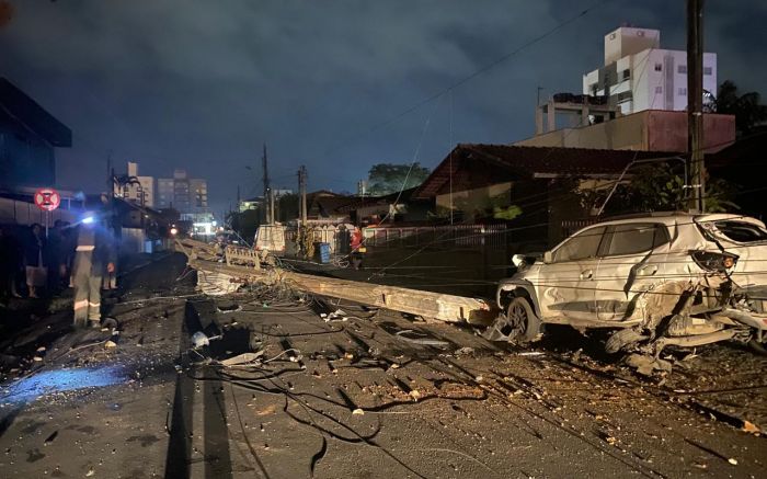 Acidente deixou prejuízo no centro de Camboriú e derrubou a rede elétrica (Foto: Leitor Diarinho)