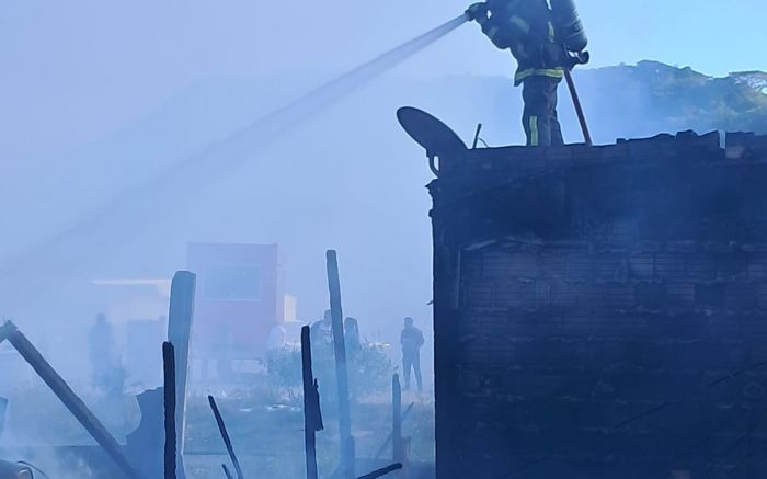 Mais de 20 pessoas moravam nas casinhas atingidas pelo incêndio (Foto: Divulgação CBMSC)