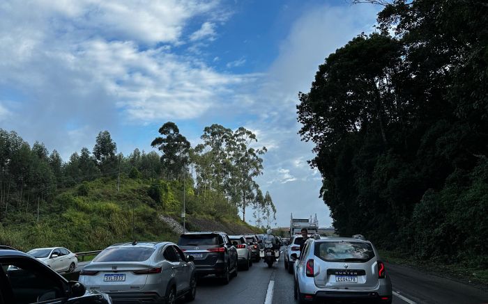 A pista da BR 101 segue totalmente bloqueada no sentido Curitiba após acidente (Foto: Samantha Silva)